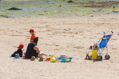 Guipavas, Fransa - 01 Haziran : sahilde aile, 01 Haziran 2019