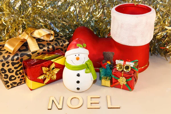 Figura muñeco de nieve y regalos — Foto de Stock