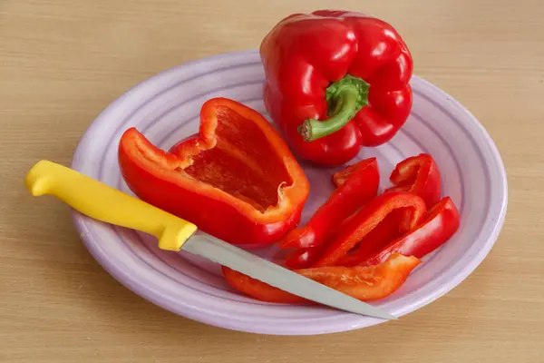 Inteiro, metade e pedaços de pimenta — Fotografia de Stock