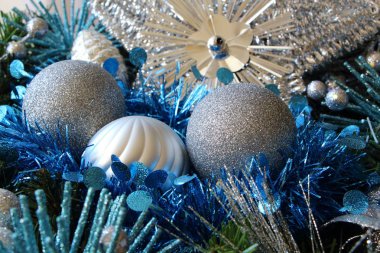 Noel topları ve tinsel bir Noel çelenk üzerinde