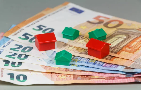 Euro banknotes and house — Stock Photo, Image