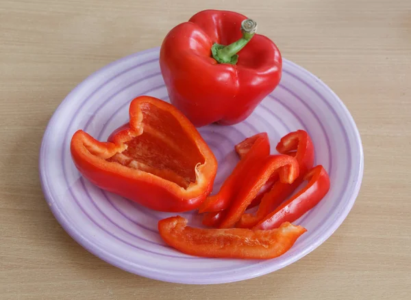 Inteiro, metade e pedaços de pimenta — Fotografia de Stock