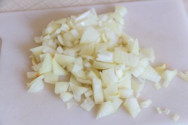 Pişirmeden önce ince dilimlenmiş soğan.