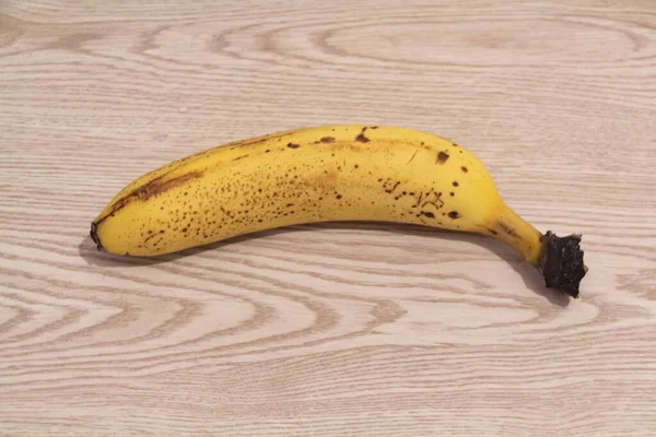 Banane Mûre Sur Fond Bois — Photo