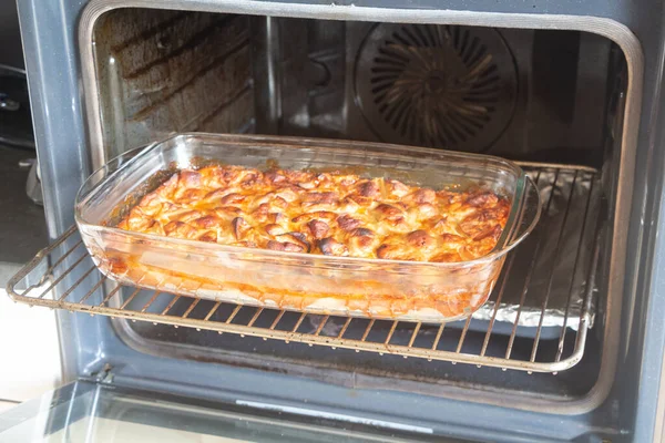 Pastel Lejano Con Manzanas Fuera Del Horno — Foto de Stock