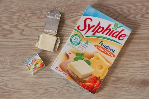 フランス 2019年11月16日 ボックスとメンタル加工チーズの一部 Sylphide — ストック写真