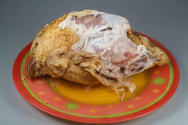 Tabakta ızgara tavuk leşi.