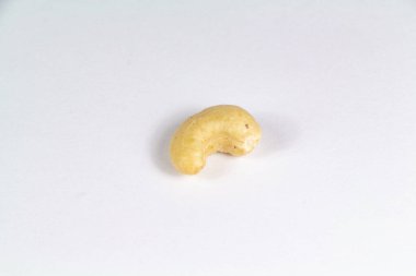 Beyaz arka planda izole edilmiş bir ceviz.