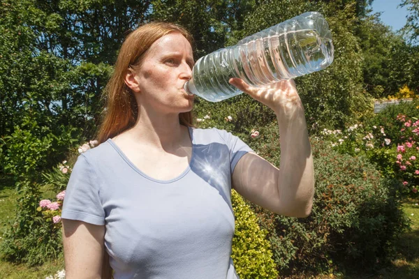 Žena Pitná Voda Plastové Láhve Zahradě Během Léta — Stock fotografie