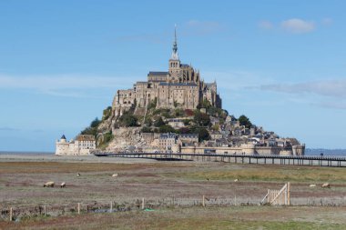Mont Saint-Michel ve köprüsü alçak gelgitte