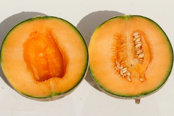 Melon Dipotong Dua Potong Satu Dengan Pips — Stok Foto
