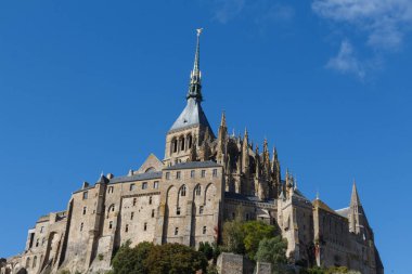 Mont Saint-Michel Manastırı mavi gökyüzüne karşı