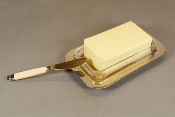 Messer Und Packung Butter Einer Butterschale Aus Glas Und Metall — Stockfoto