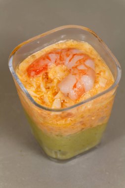 Yengeç, avokado ve karidesli verrine yemek için aperatif.