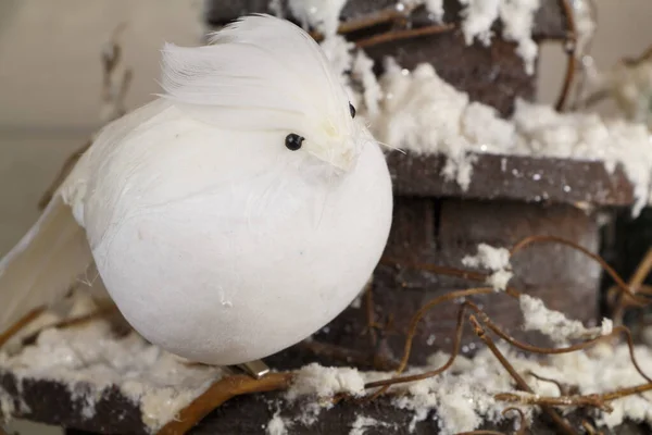 Patung Burung Putih Dan Rumah Burung Bersalju Sebagai Hiasan Natal — Stok Foto