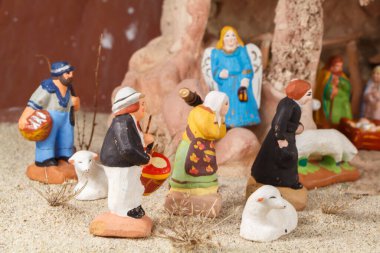 Geleneksel provenkal Noel beşiği figürleriyle terracotta 'da doğum sahnesi