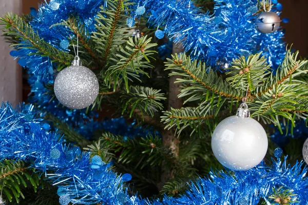 Silbrige Weihnachtskugeln Blaues Lametta Weihnachtsbaum — Stockfoto