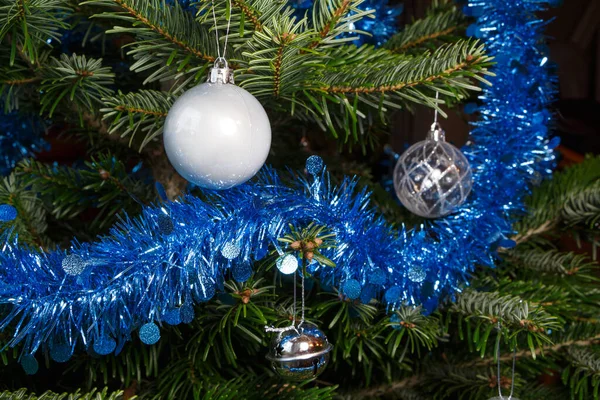 Boules Noël Argentées Tinsel Bleu Sur Sapin Noël — Photo