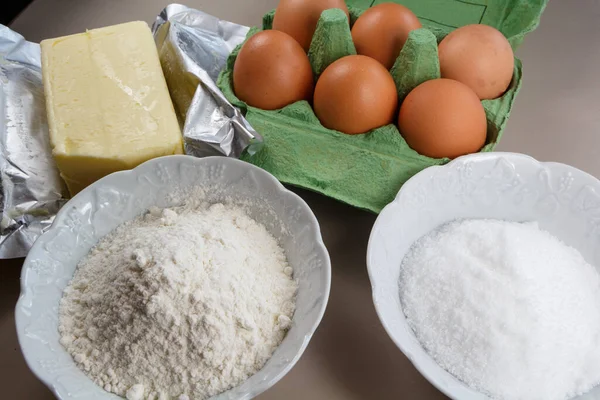 Eier Butter Mehl Und Zucker Für Einen Kuchen — Stockfoto