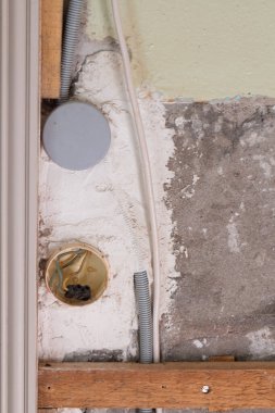 Bir evin duvarında elektrik var.