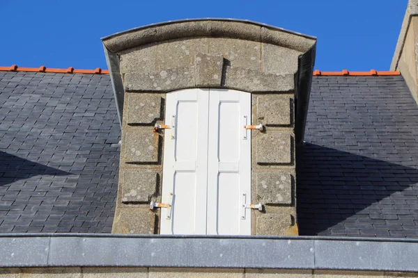 Bir Evin Çatısında Beyaz Panjurlu Bir Koşu Penceresi — Stok fotoğraf