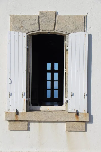 Закрытое Окно Открытом Окне Белыми Ставнями — стоковое фото