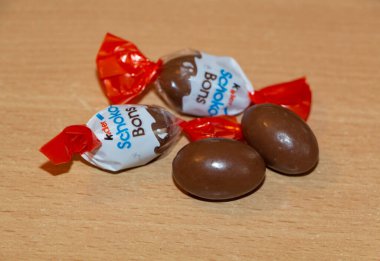 Primelin - Fransa, 05 Ocak 2019: Kinder 'den çikolatalar ahşap arka planda