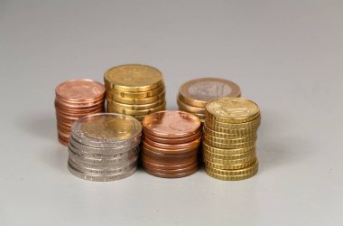 Gri arkaplanda avroluk bozuk para ve sent yığını