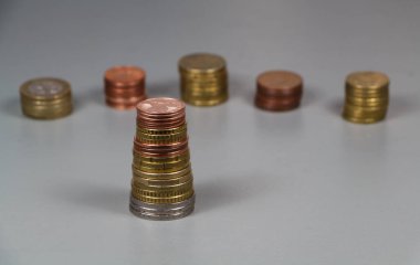 Bir masanın üzerine yığınla para ve sent.