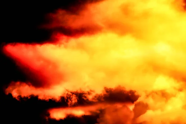 Sydney, NSW, Avustralya 'da gökyüzündeki ateşi andıran turuncu ve sarı bulutların nefes kesen görüntüsü. Fotoğraf: Tara Chand Malhotra)