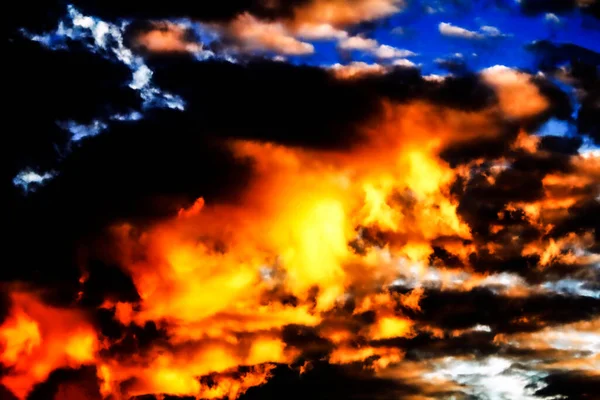 Sydney, NSW, Avustralya 'da gökyüzündeki ateşi andıran turuncu ve sarı bulutların nefes kesen görüntüsü. Fotoğraf: Tara Chand Malhotra)