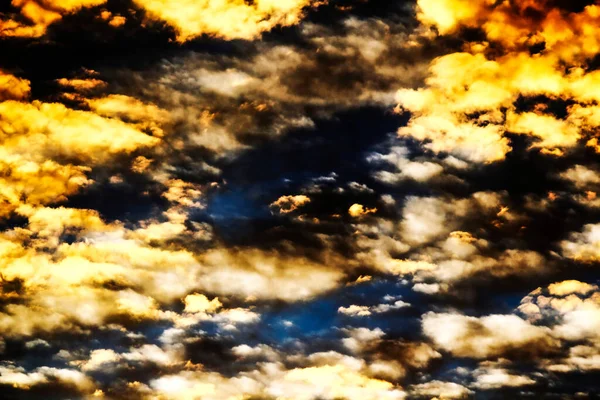 Sydney, NSW, Avustralya 'da gökyüzündeki ateşi andıran turuncu ve sarı bulutların nefes kesen görüntüsü. Fotoğraf: Tara Chand Malhotra)