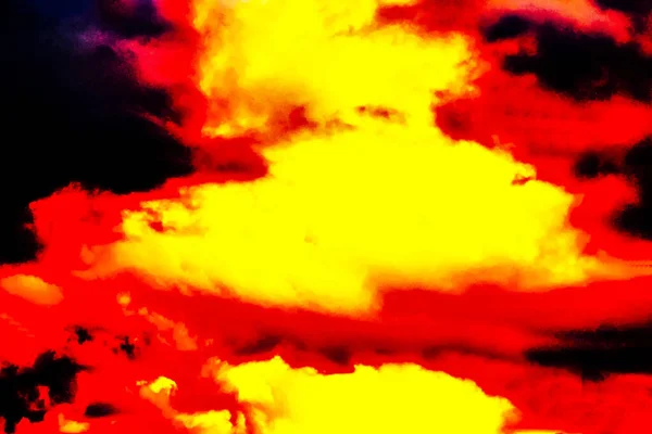 Sydney, NSW, Avustralya 'da gökyüzündeki ateşi andıran turuncu ve sarı bulutların nefes kesen görüntüsü. Fotoğraf: Tara Chand Malhotra)