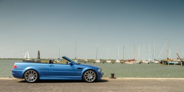 Hollanda - 20 Mayıs 2018: açık havada duran Ijsselmeer güneşli günde üstü açık Bmw M3 e46