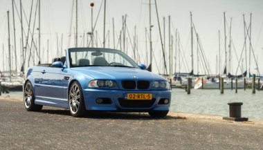 Hollanda - 20 Mayıs 2018: açık havada duran Ijsselmeer güneşli günde üstü açık Bmw M3 e46