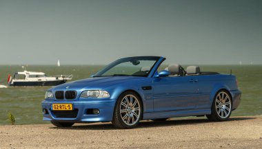 Hollanda - 20 Mayıs 2018: açık havada duran Ijsselmeer güneşli günde üstü açık Bmw M3 e46