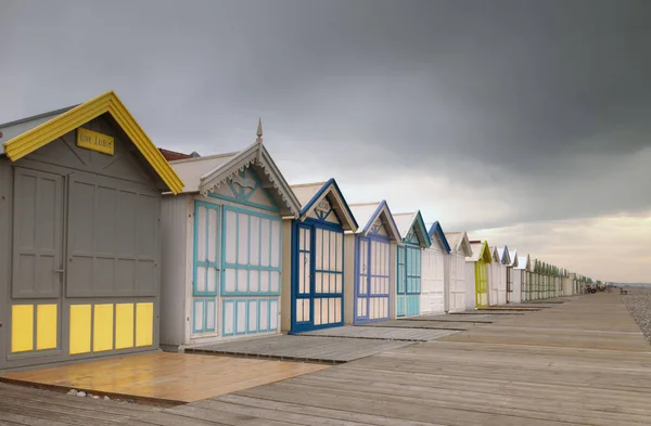 Strandhütten Unter Gewitterhimmel Cayeux Sur Mer Frankreich — Stockfoto