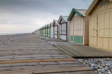 Plaj kabin altında fırtına gökyüzü Cayeux sur Mer, Fransa 