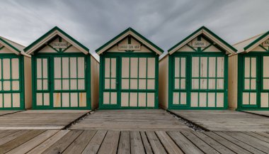 Plaj kabin altında fırtına gökyüzü Cayeux sur Mer, Fransa 