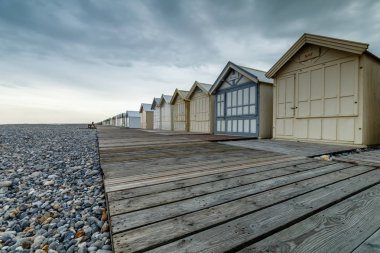 Plaj kabin altında fırtına gökyüzü Cayeux sur Mer, Fransa 
