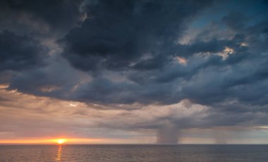 Deniz günbatımı bulutlu gökyüzü altında doğal görünümü