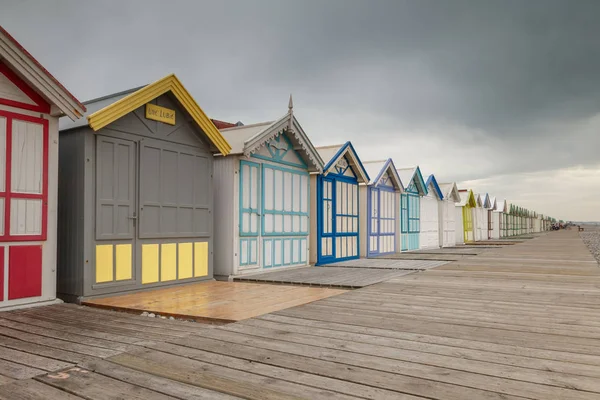 Strandhütten Unter Gewitterhimmel Cayeux Sur Mer Frankreich — Stockfoto