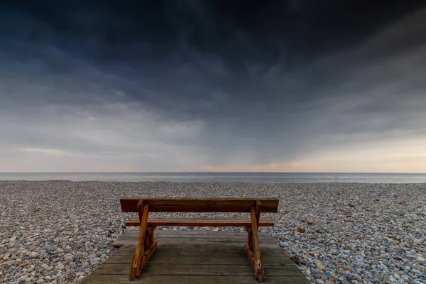 Banc Vide Sur Plage Contre Ciel Nuageux Coucher Soleil — Photo