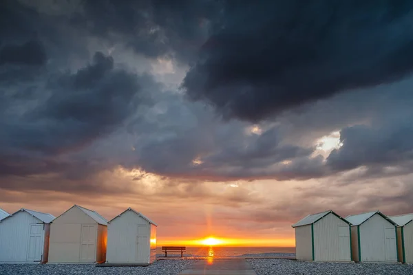 Stranden Stugor Åska Himmel Cayeux Sur Mer Frankrike — Stockfoto