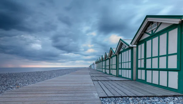 Strandhütten Unter Gewitterhimmel Cayeux Sur Mer Frankreich — Stockfoto