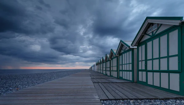 Cayeux 雷暴天空下的沙滩小屋 — 图库照片