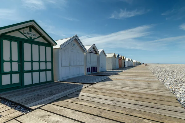 Stranden Stugor Blå Himmel Cayeux Sur Mer Frankrike — Stockfoto