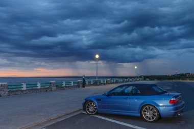 Fransa - 27 Mayıs 2018: Bmw e46 M3 Cabrio Cayeux sur Mer bir deniz feneri yakınlarında