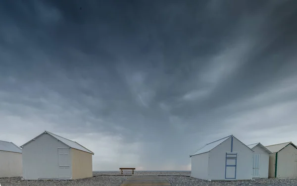 海で夕日のビーチと雷雨の暗い雲 — ストック写真