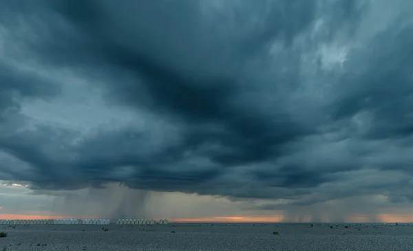 Zonsondergang Strand Onweer Donkere Wolken Zee — Stockfoto